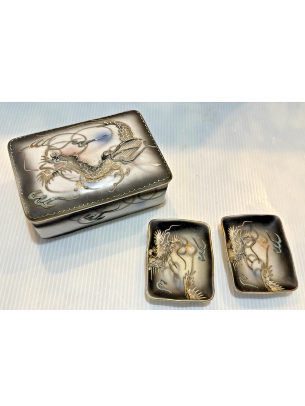 1930’s Moriage Dragonware Porcelain Lidded Jewelry Box w/ 2 Matching Plates